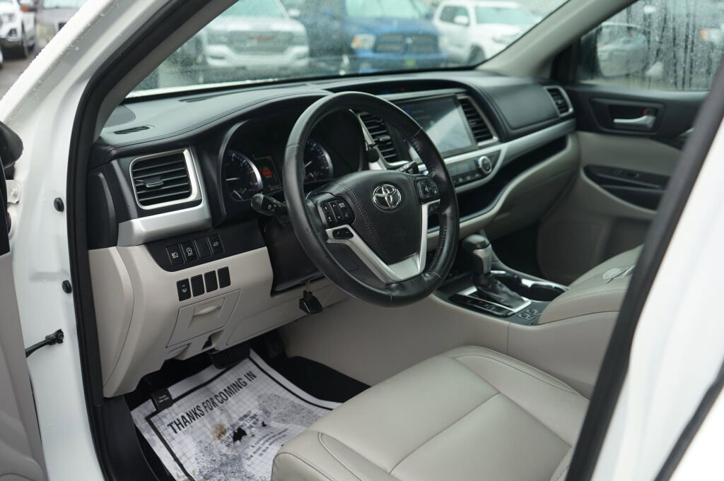 Used 2017 Toyota Highlander XLE image 11
