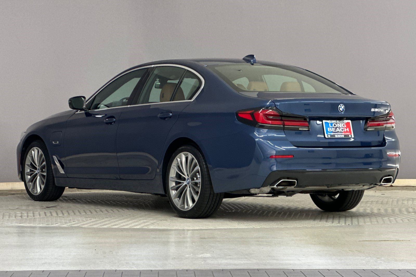 Certified 2023 BMW 530e w/ Convenience Package image 3