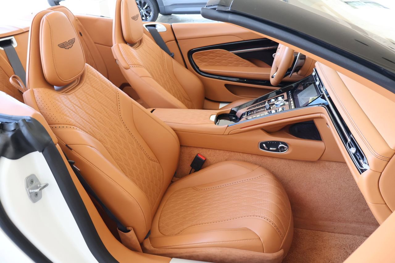 Used 2024 Aston Martin DB12 Convertible image 18