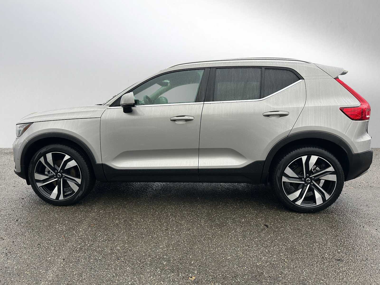 Used 2025 Volvo XC40 B5 Plus w/ Climate Package image 6