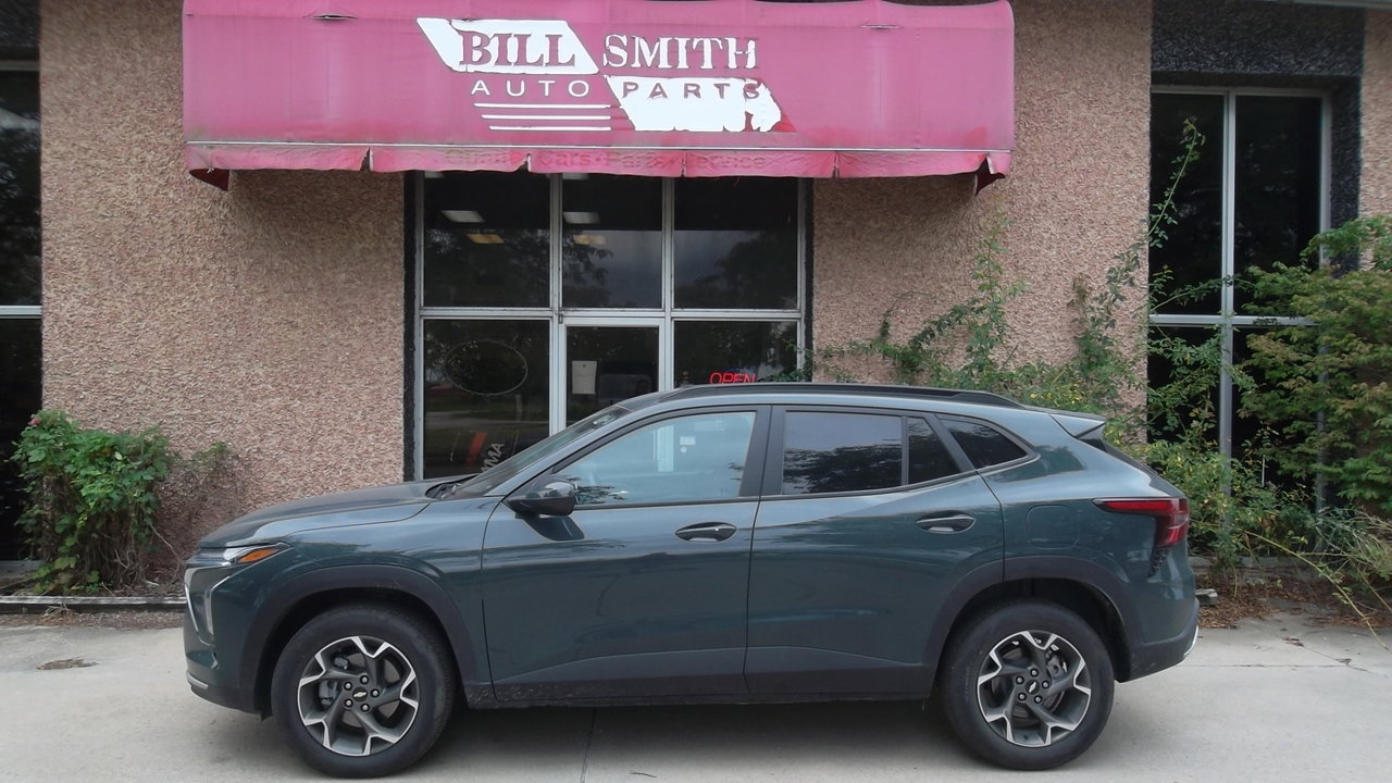 Used 2025 Chevrolet Trax LT w/ LT Convenience Package image 2