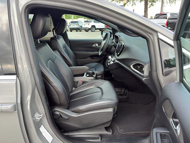 Used 2025 Chrysler Pacifica Select FWD image 14