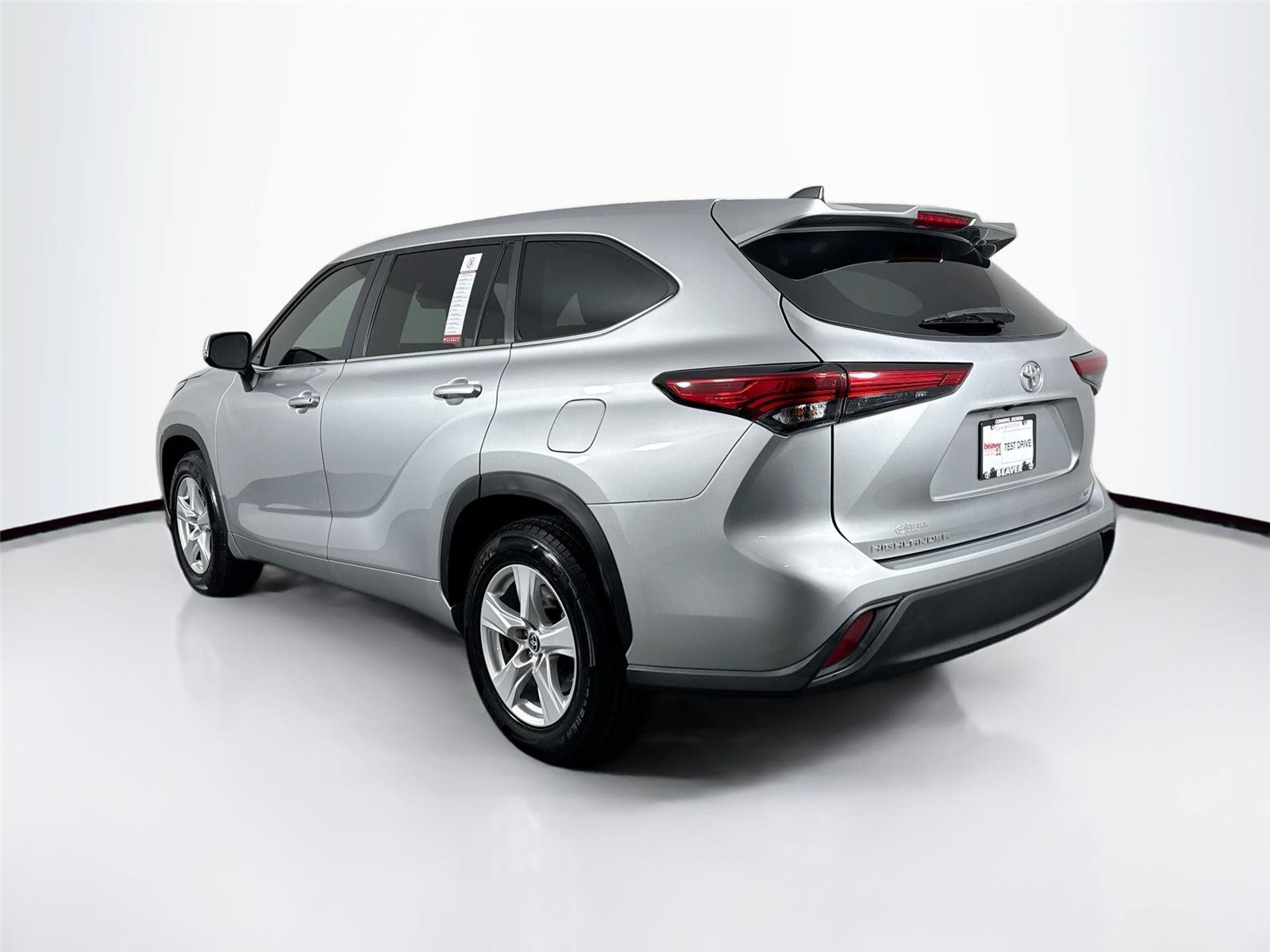 Used 2023 Toyota Highlander LE FWD image 12
