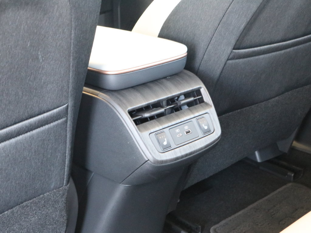 Used 2024 Nissan Ariya AWD image 33