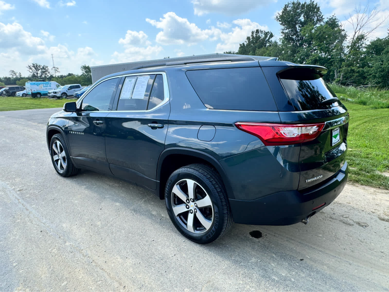 Used 2019 Chevrolet Traverse LT w/ LT Premium Package FWD image 3