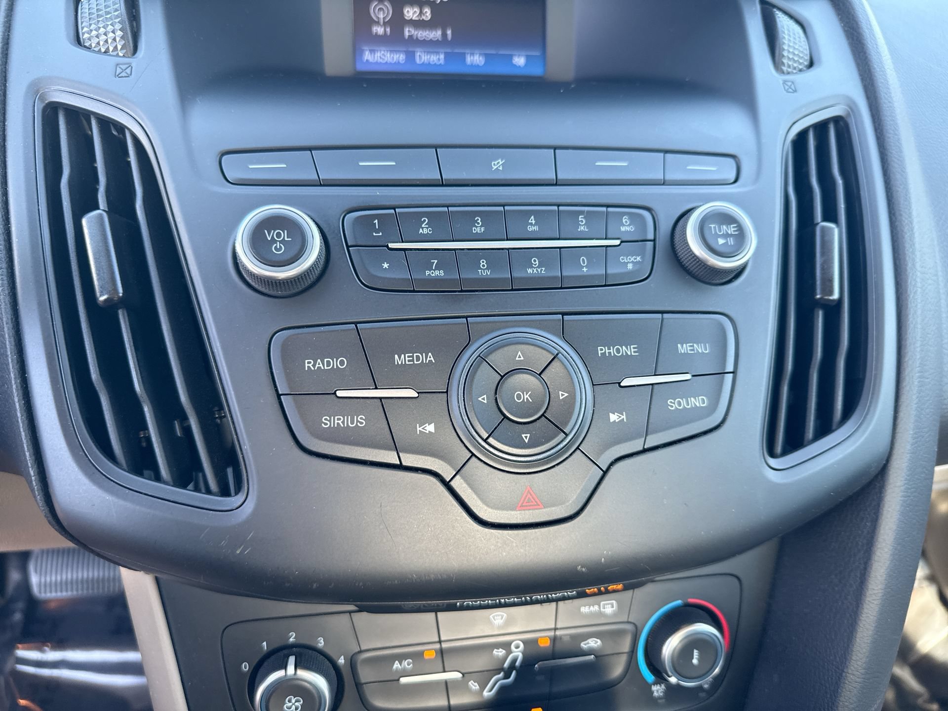 Used 2018 Ford Focus SE FWD image 14