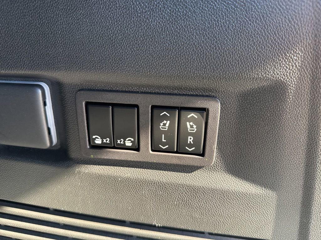 Used 2024 GMC Yukon Denali Ultimate image 34