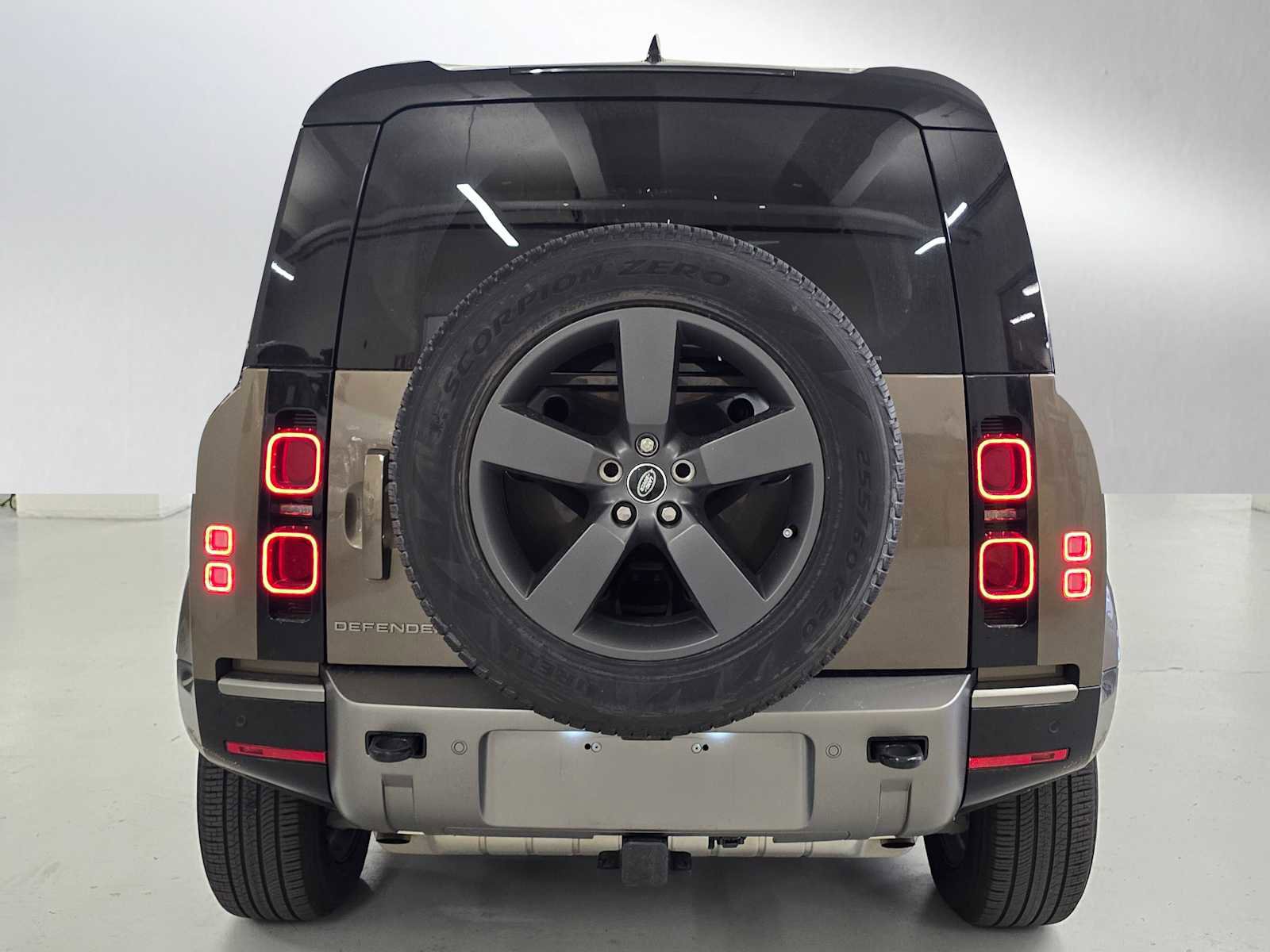 Used 2025 Land Rover Defender 110 X-Dynamic SE AWD/4WD image 4