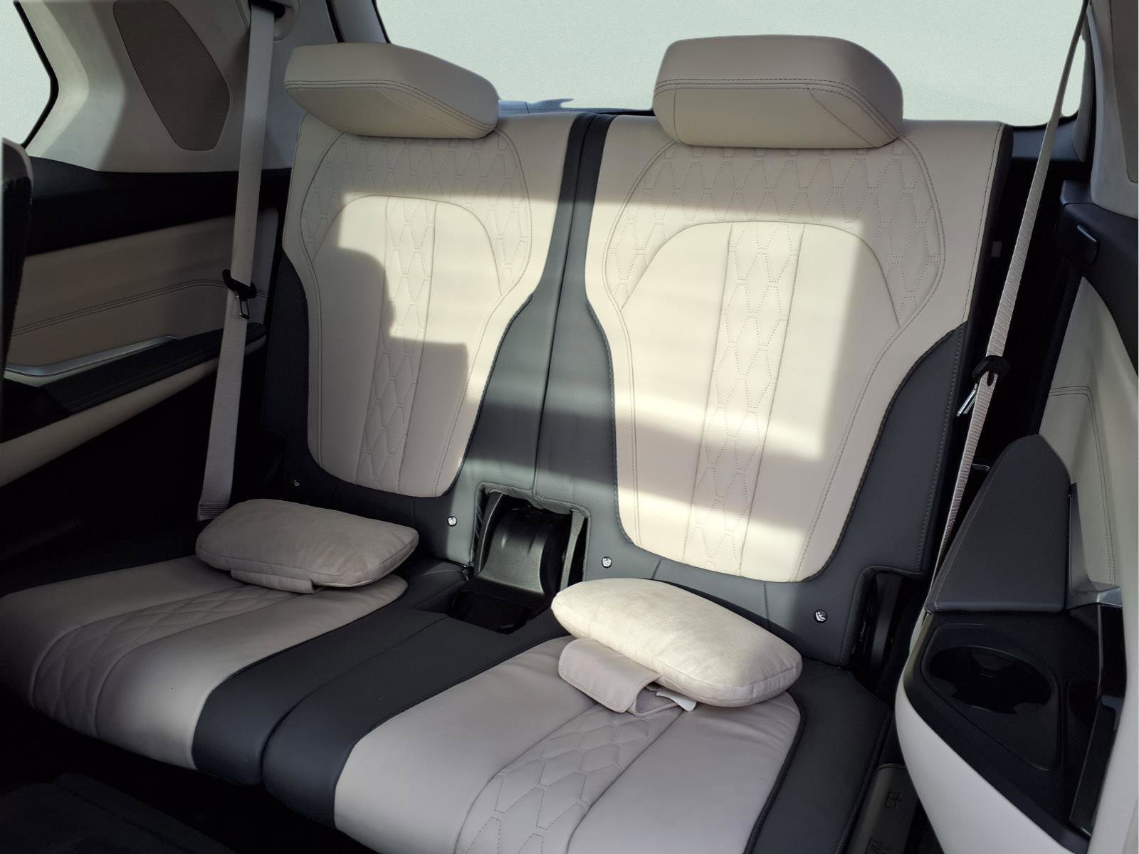 Used 2023 BMW X7 xDrive40i w/ Executive Package image 12