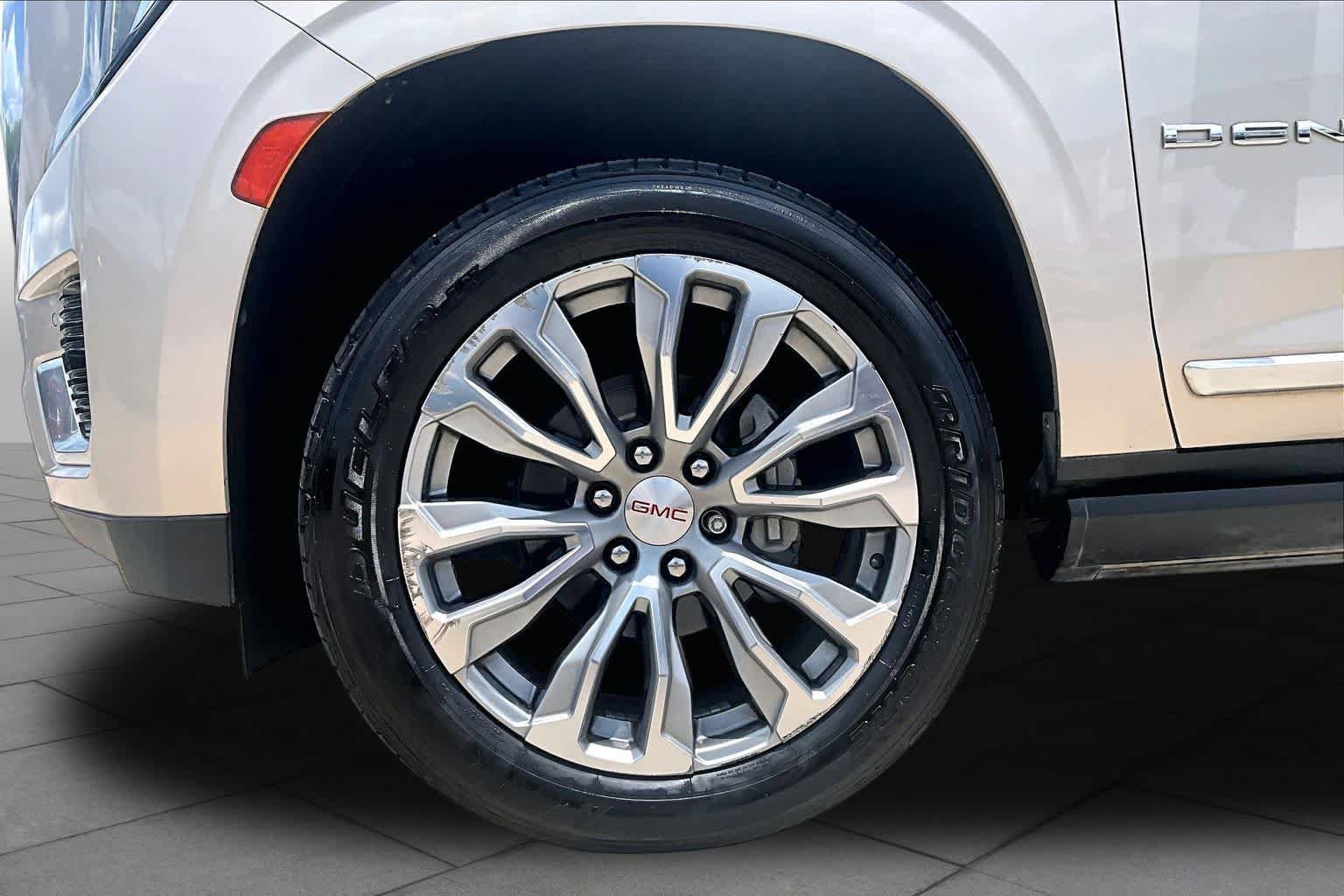 Used 2021 GMC Yukon XL Denali w/ Denali Premium Package RWD image 11
