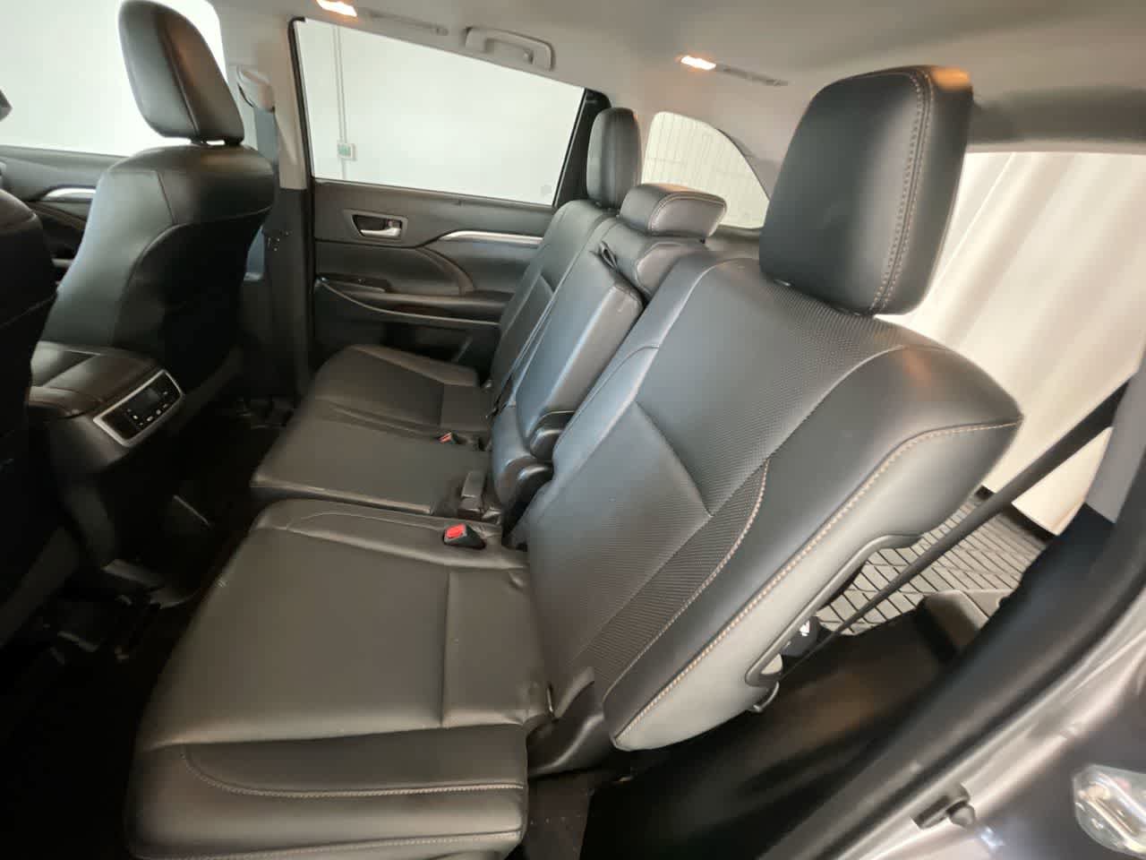 Used 2017 Toyota Highlander Limited w/ Carpet Mat Package AWD/4WD image 32