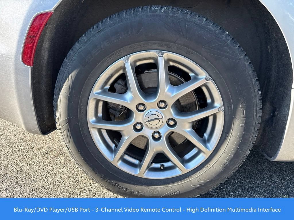 Used 2021 Chrysler Pacifica Touring w/ Uconnect Theater Family Group FWD image 4
