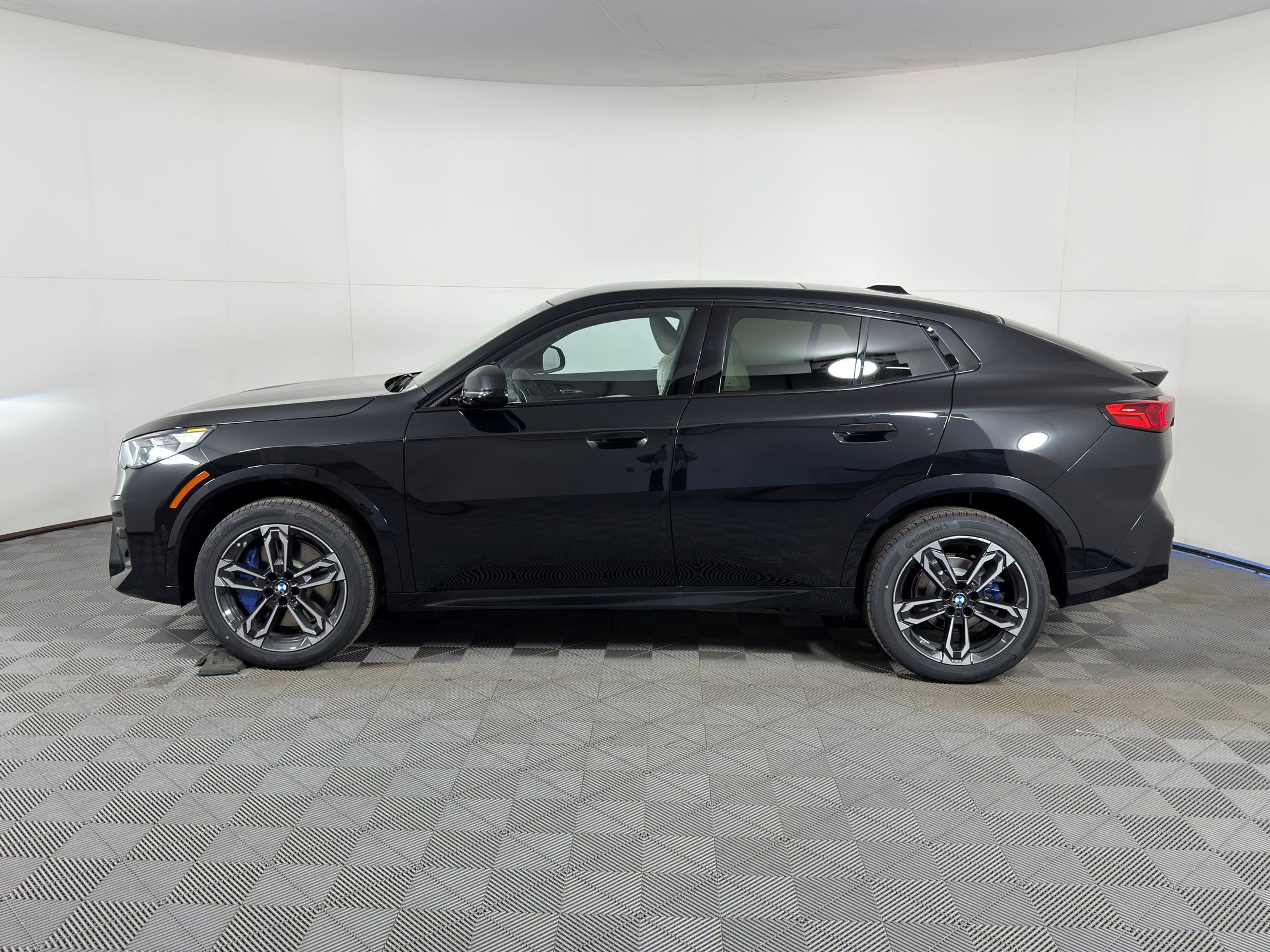Used 2026 BMW X2 xDrive28i w/ M Sport Package AWD/4WD image 2