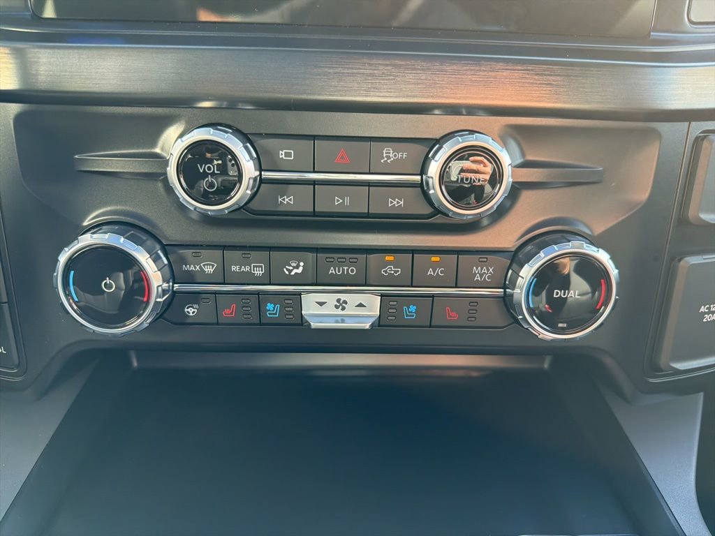 New 2026 Ford F250 Lariat w/ Black Appearance Package image 32