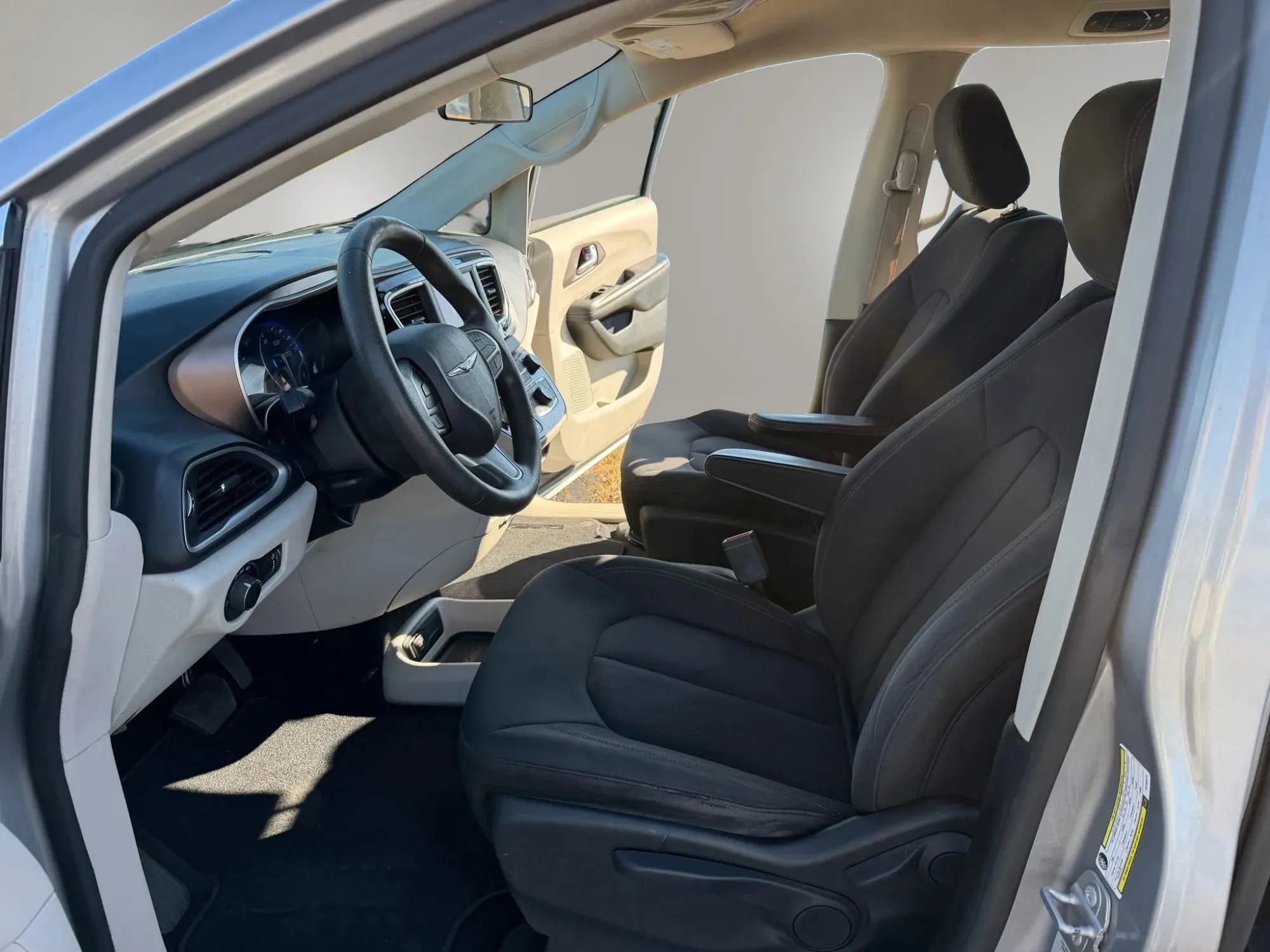 Used 2018 Chrysler Pacifica L image 11