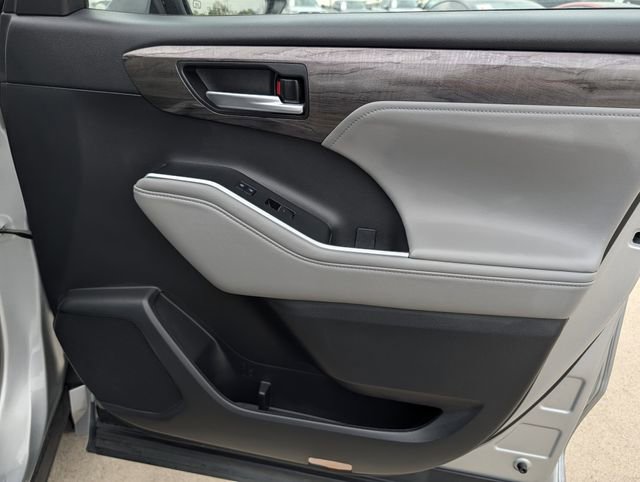Used 2023 Toyota Highlander Limited image 38