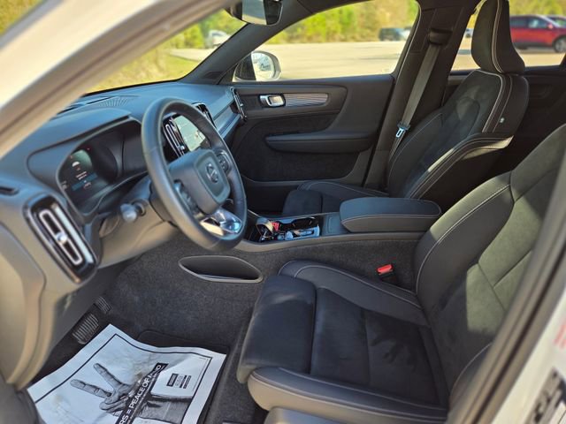 Used 2025 Volvo XC40 B5 Plus image 24