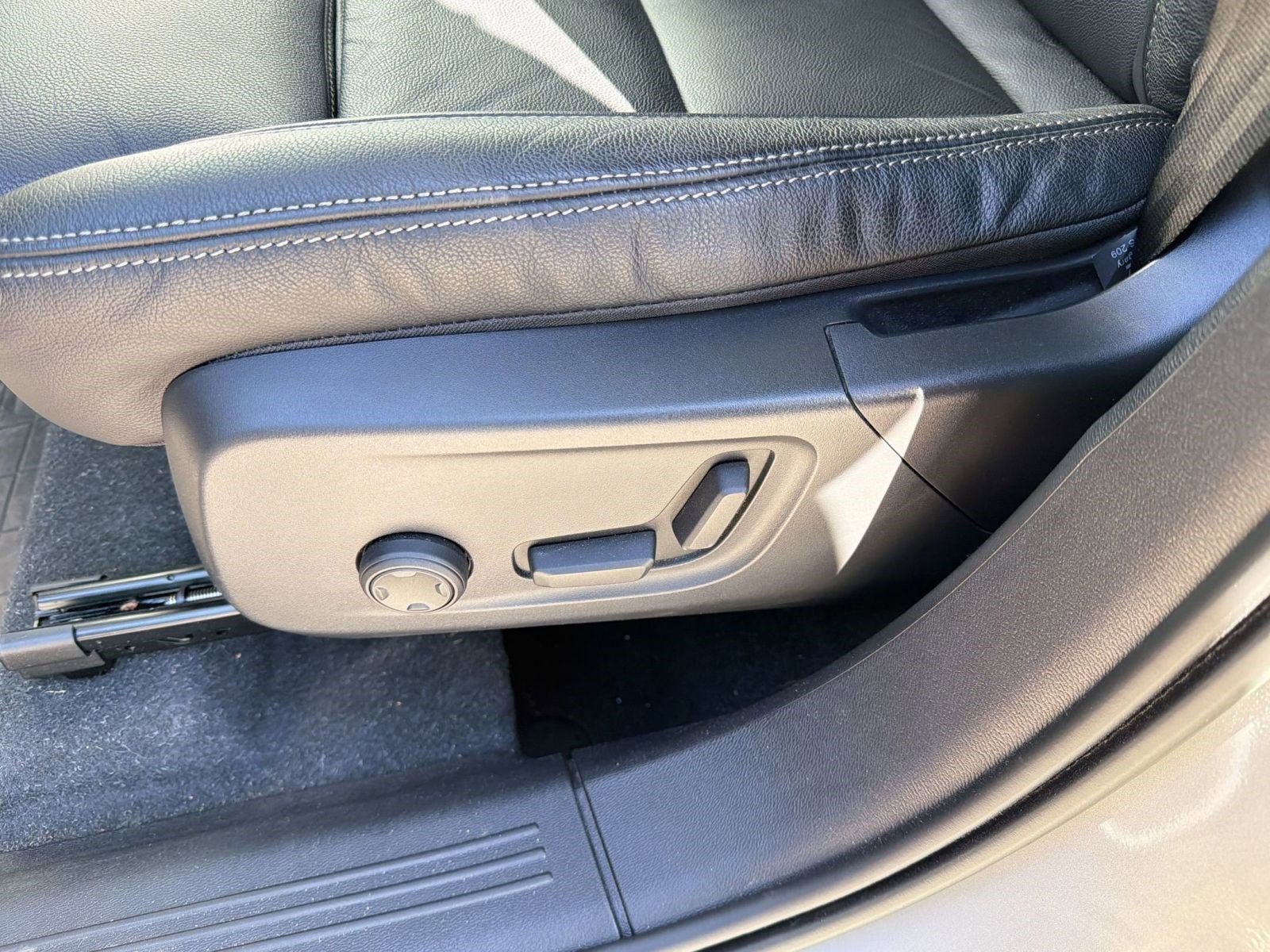 Certified 2023 Volvo XC40 B5 Ultimate w/ Protection Package Premier image 13