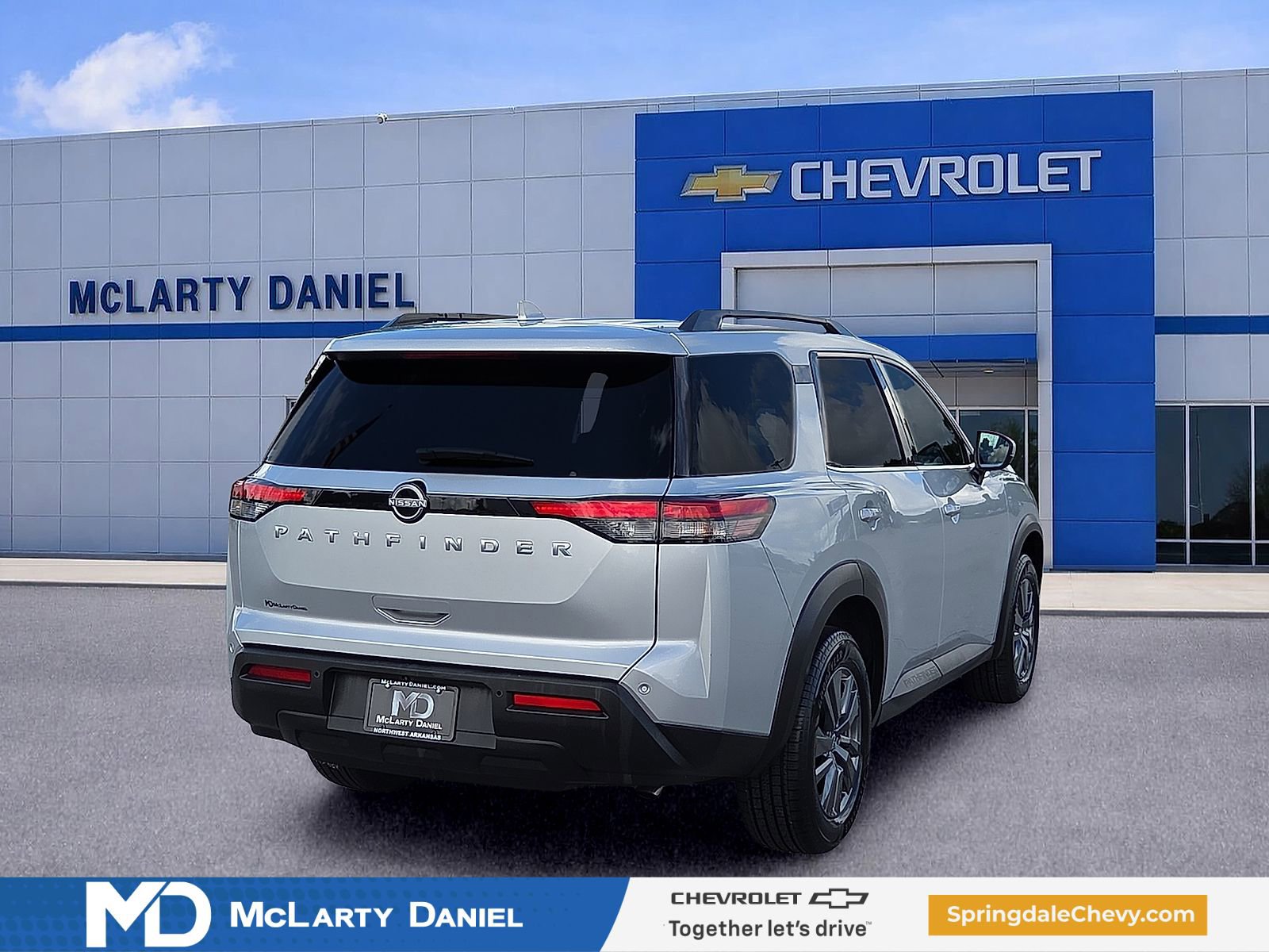 Used 2025 Nissan Pathfinder SV FWD image 5