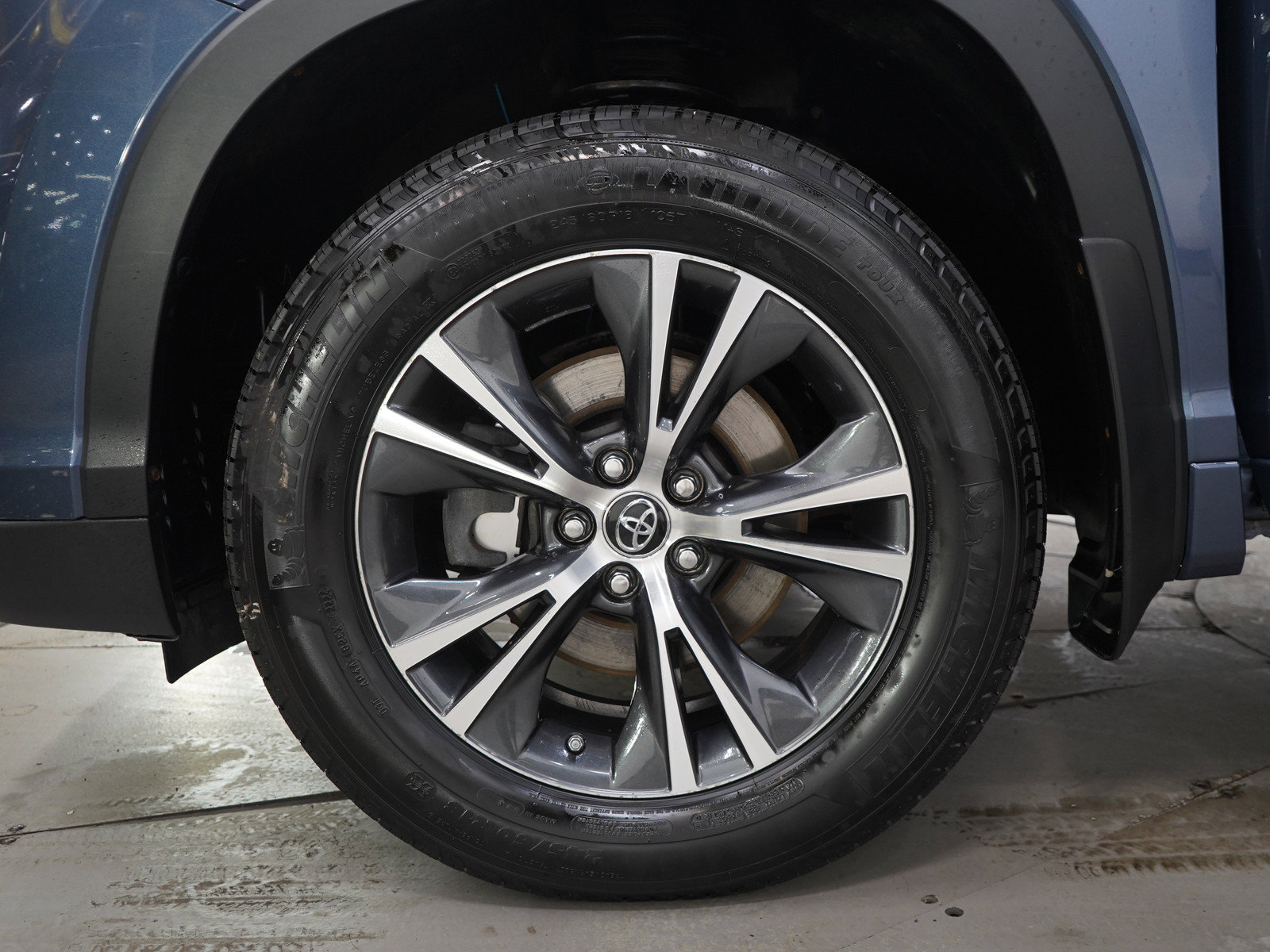 Used 2016 Toyota Highlander XLE AWD/4WD image 32