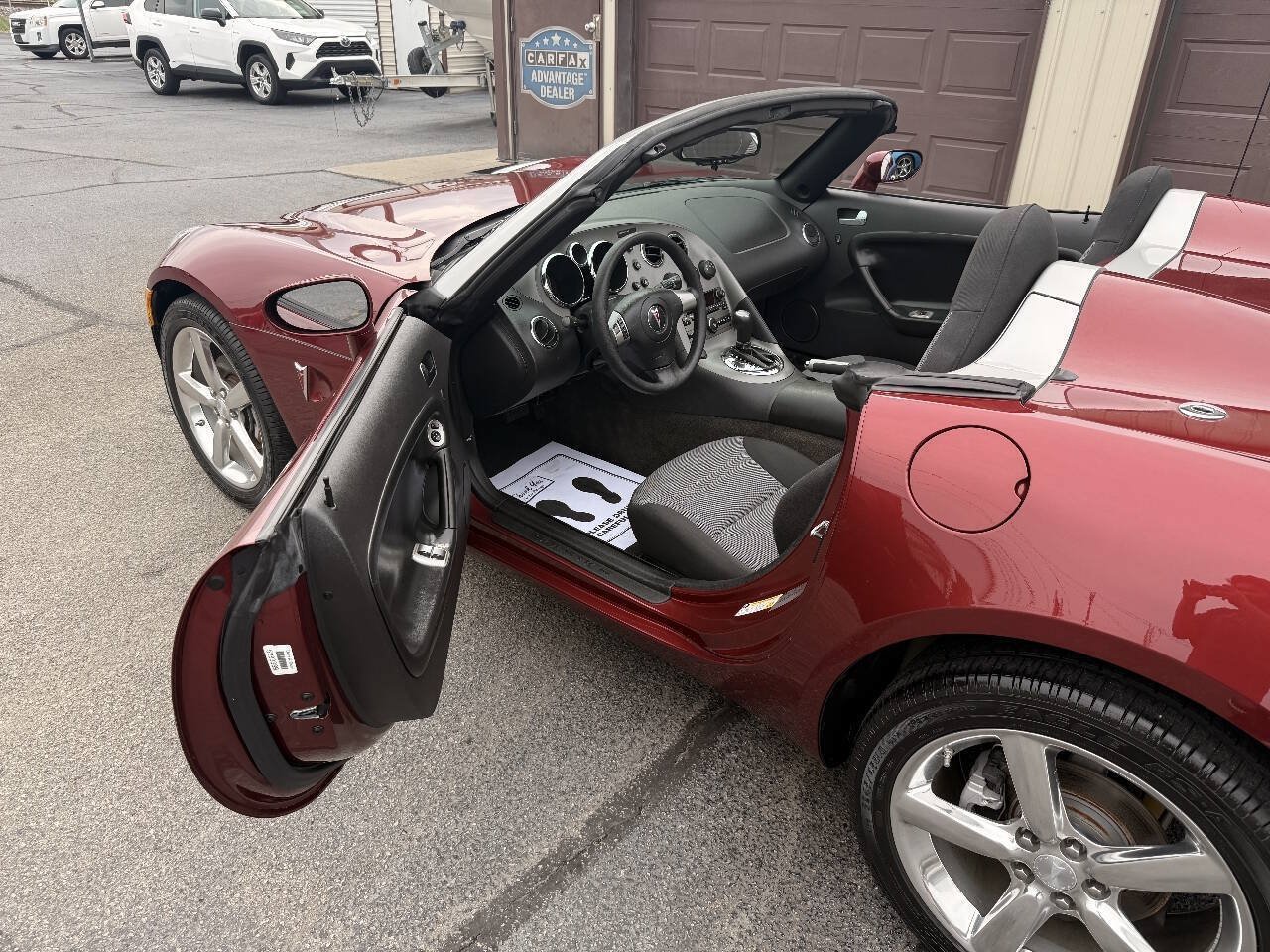 Used 2009 Pontiac Solstice Convertible w/ Preferred Package RWD image 25