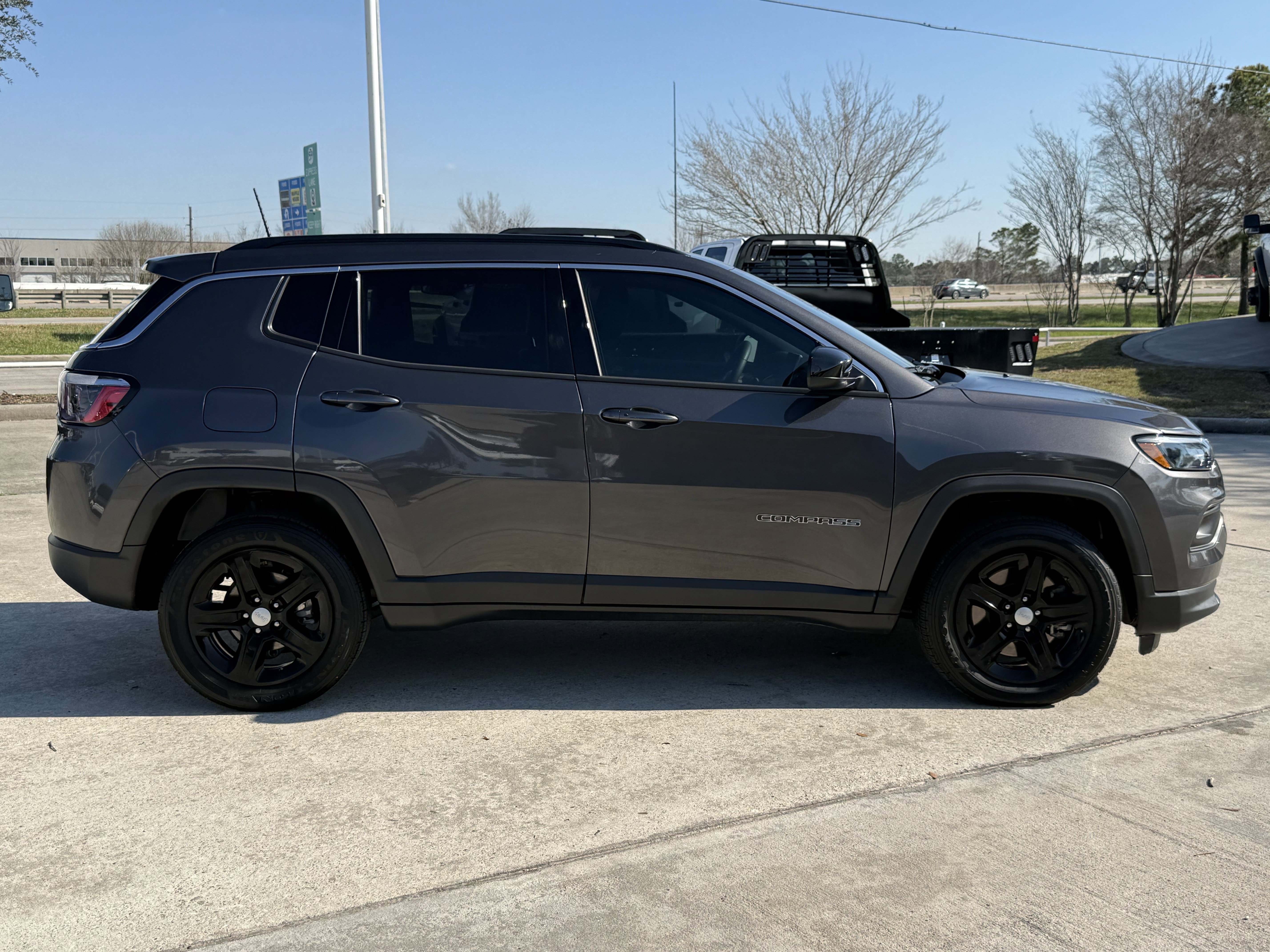 Used 2024 Jeep Compass Latitude image 3