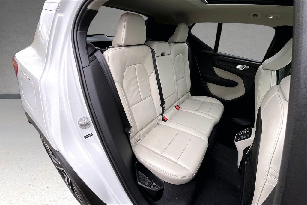 Certified 2023 Volvo XC40 B5 Plus w/ Climate Package image 25