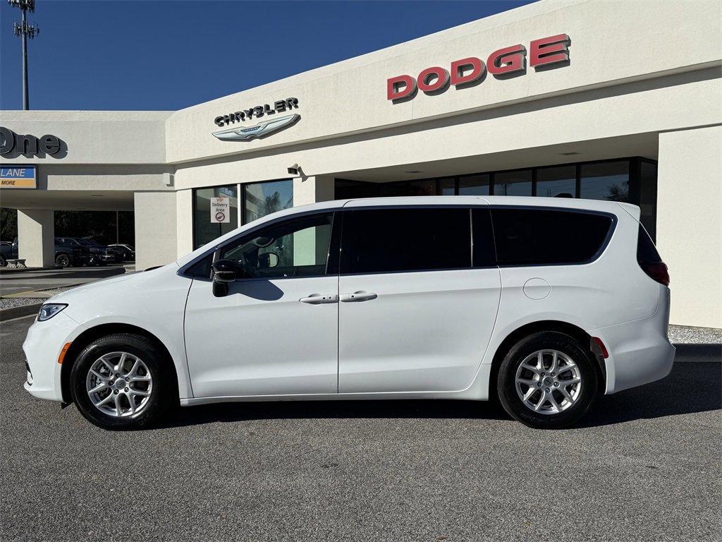 Used 2025 Chrysler Pacifica Select image 8