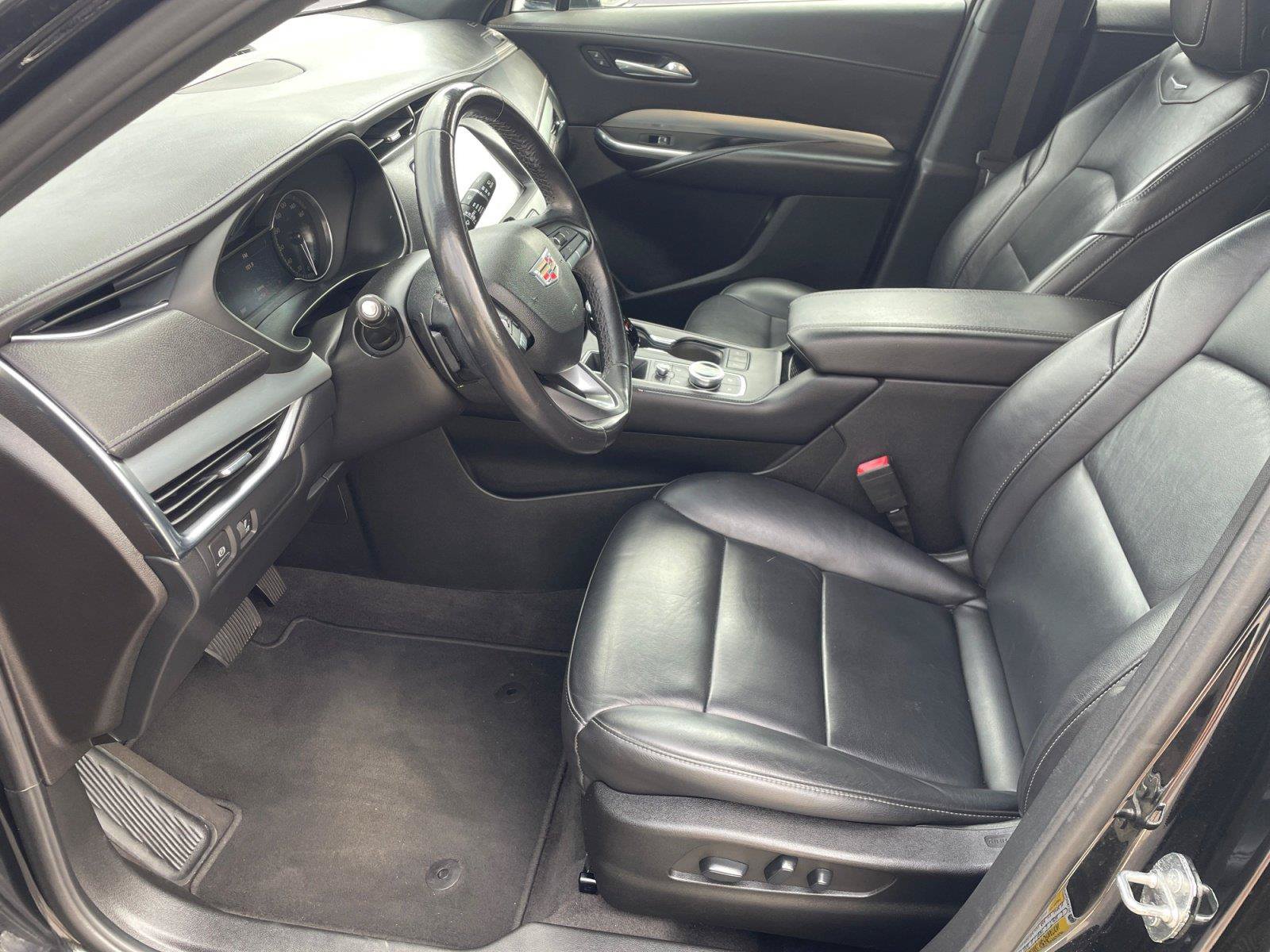 Used 2022 Cadillac XT4 Premium Luxury w/ Safety Alert Package FWD image 9