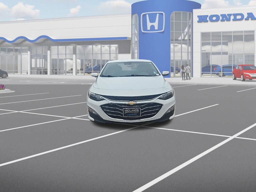 Used 2025 Chevrolet Malibu LT image 2
