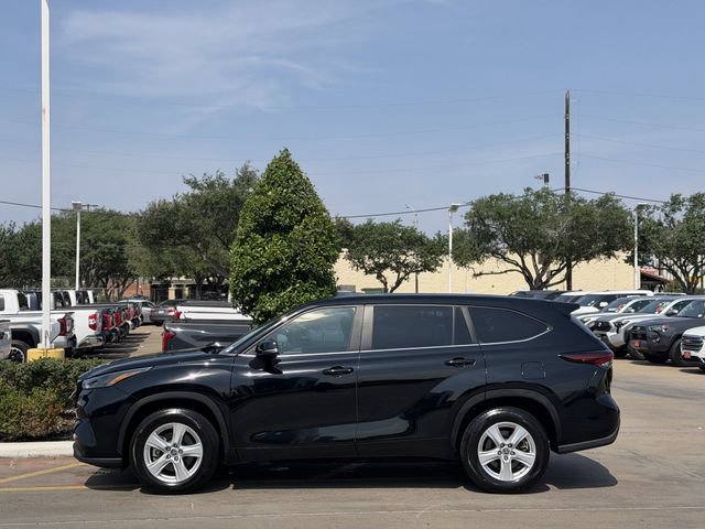Certified 2024 Toyota Highlander LE FWD image 4