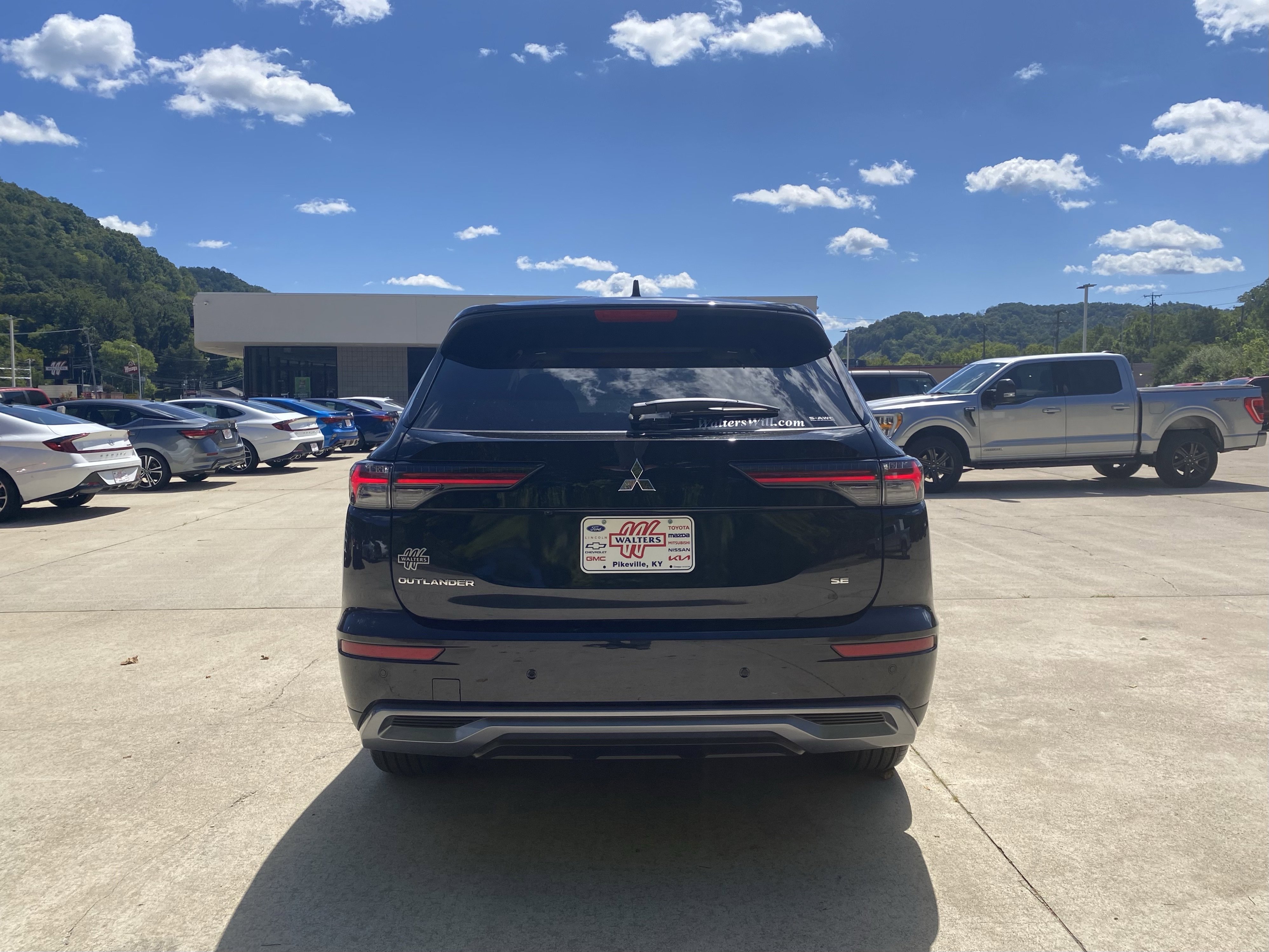 New 2025 Mitsubishi Outlander SE image 32