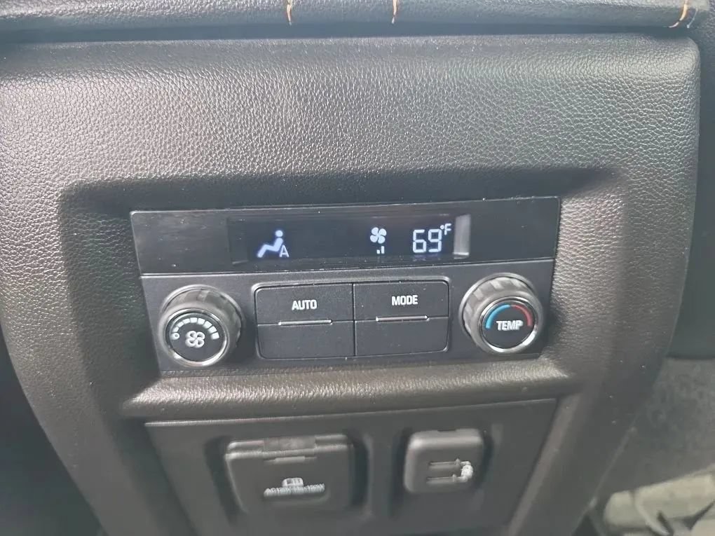 Used 2019 Chevrolet Traverse LT w/ LT Premium Package AWD/4WD image 39