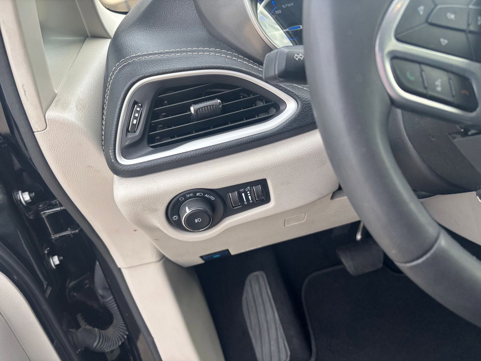 Used 2023 Chrysler Pacifica Touring-L image 35