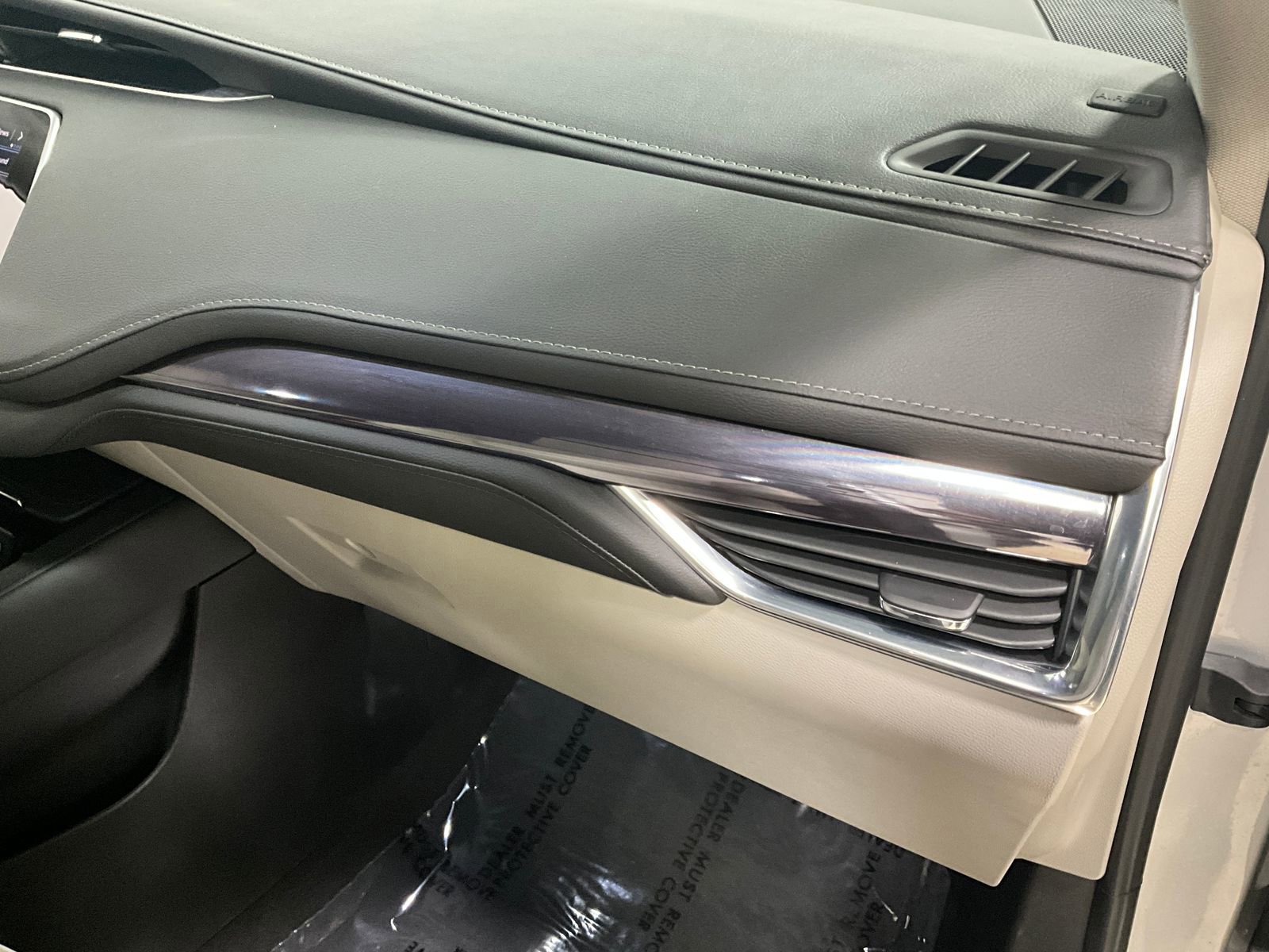 Used 2021 Cadillac XT4 Luxury w/ Cold Weather Package AWD/4WD image 16