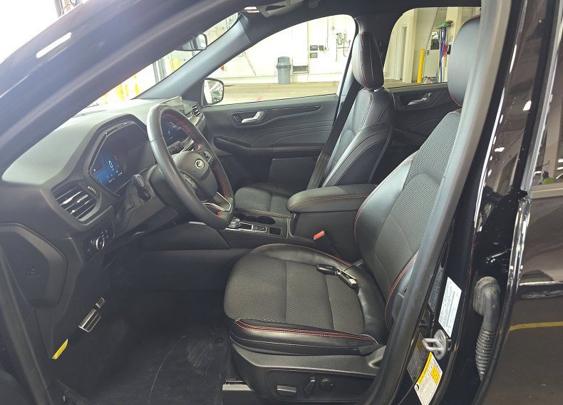 Used 2023 Ford Escape ST-Line Select w/ Tech Pack #2 AWD/4WD image 2