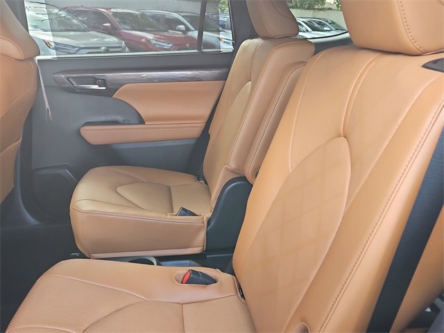 Used 2025 Toyota Highlander Platinum image 10