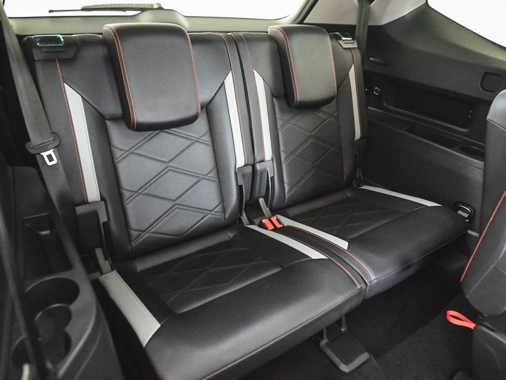 Used 2025 Volkswagen Atlas Peak Edition SE AWD/4WD image 36