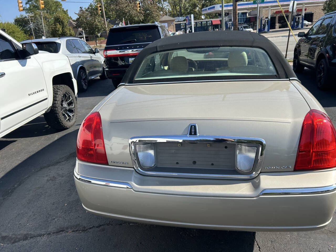 Used 2008 Lincoln Town Car Signature Limited image 4