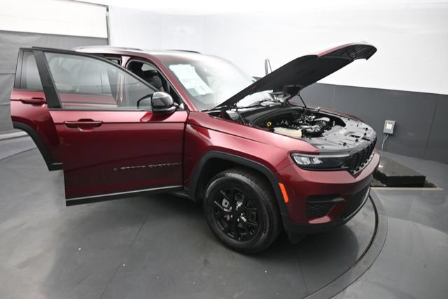 Used 2025 Jeep Grand Cherokee Altitude AWD/4WD image 44