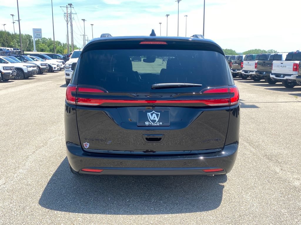 New 2027 Chrysler Pacifica Limited w/ S Appearance Package FWD image 5