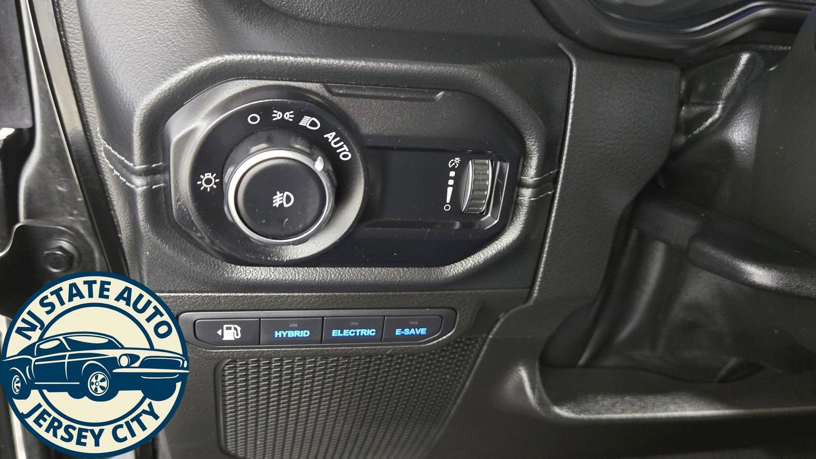 Used 2024 Jeep Wrangler Unlimited Sahara w/ Technology Group image 23