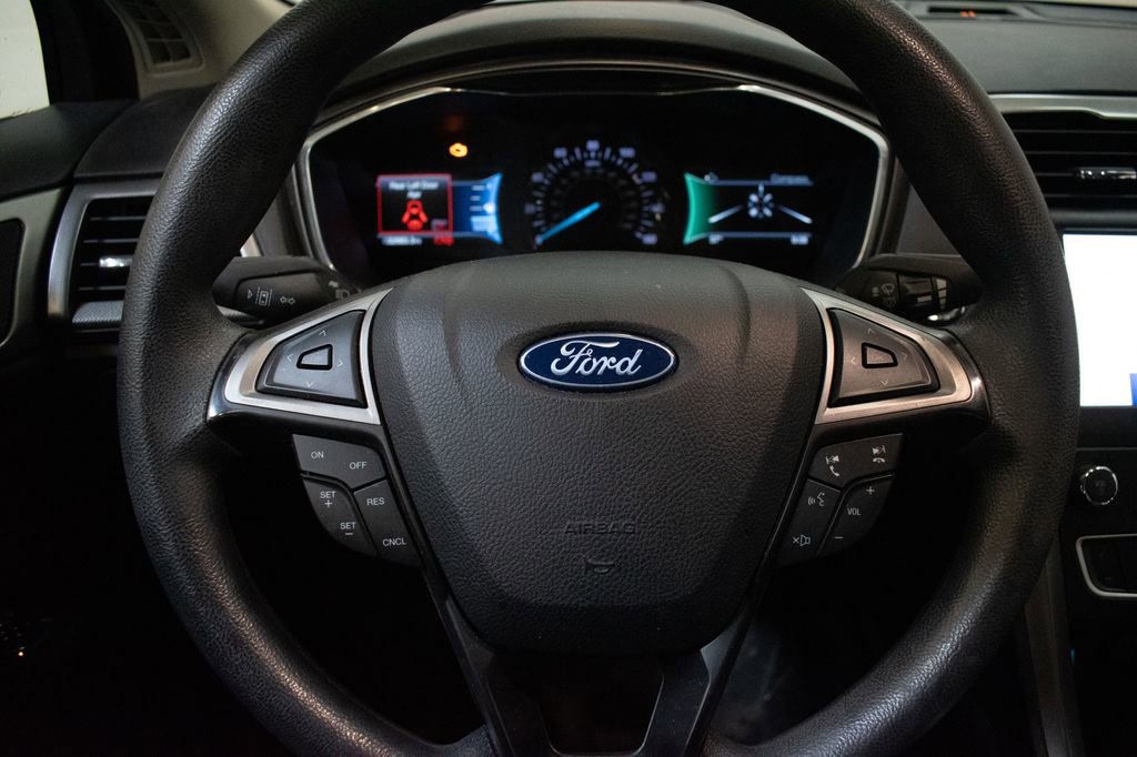 Used 2020 Ford Fusion SE FWD image 12
