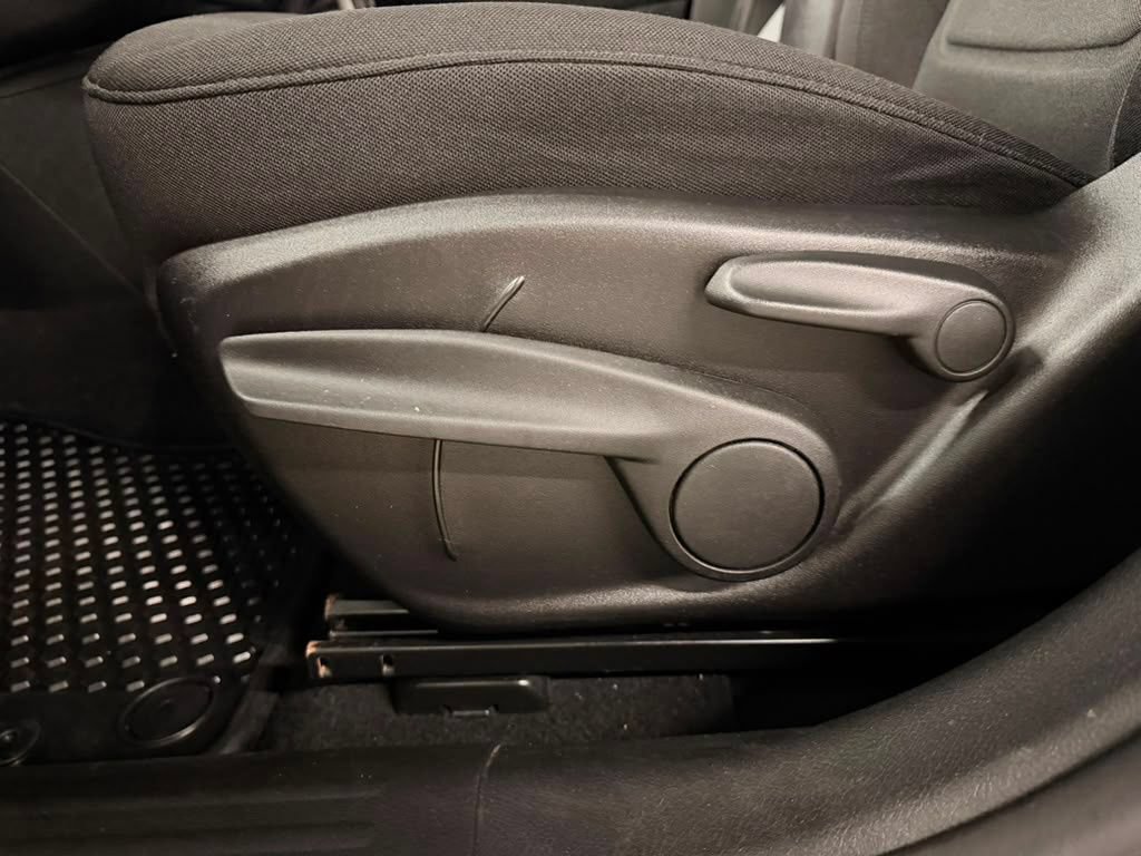 Used 2018 Jeep Renegade Latitude w/ Cold Weather Group AWD/4WD image 32
