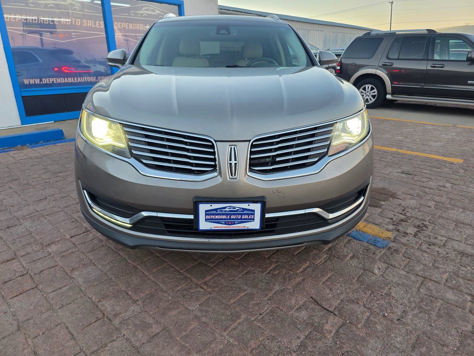 Used 2016 Lincoln MKX Select w/ Select Plus Package AWD/4WD image 2