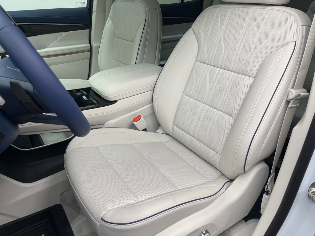 New 2026 Buick Enclave Avenir w/ Super Cruise Package AWD/4WD image 9
