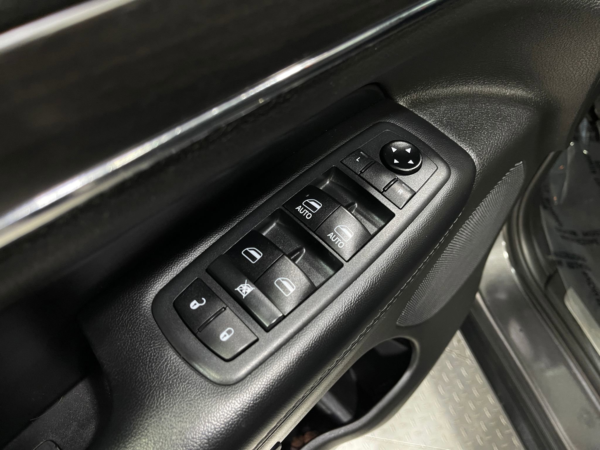 Used 2018 Jeep Grand Cherokee Limited image 16