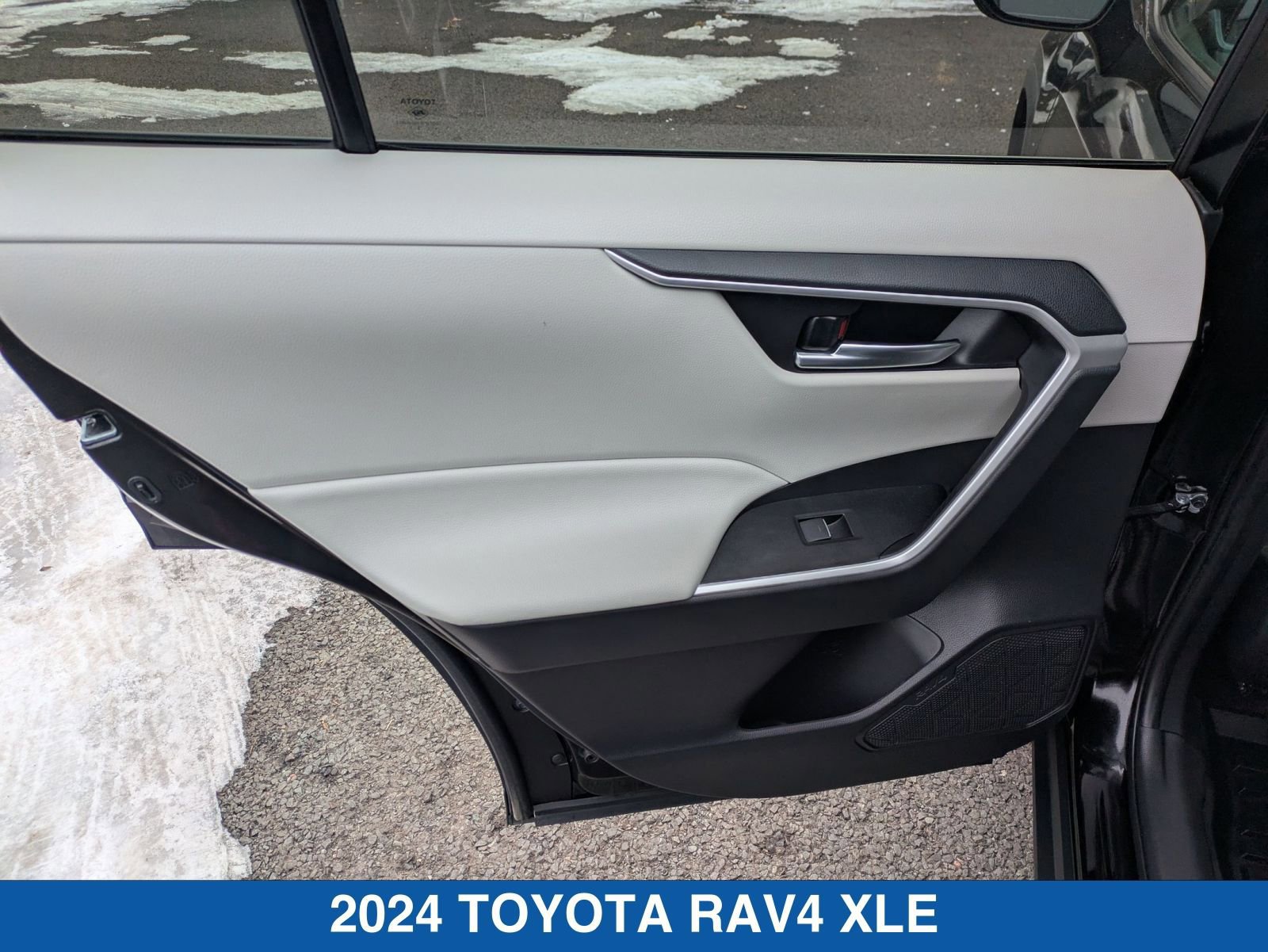 Used 2024 Toyota RAV4 XLE w/ Convenience Package image 30