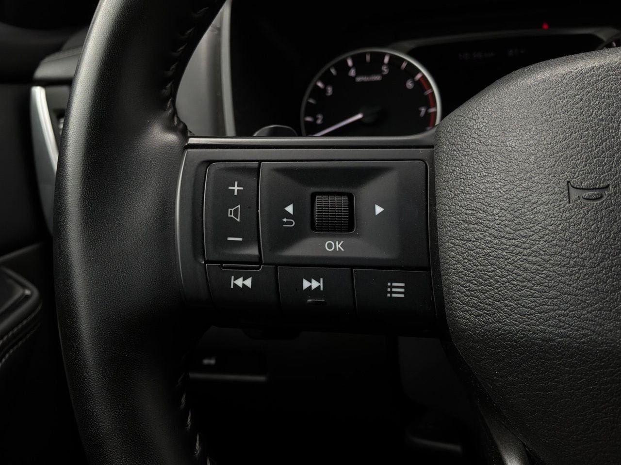 Used 2025 Nissan Rogue SV FWD image 36
