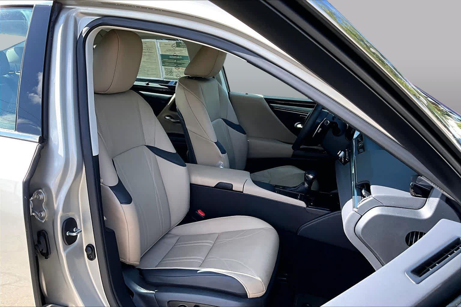 Used 2021 Lexus ES 300h Ultra Luxury w/ Accessory Package 2 FWD image 9